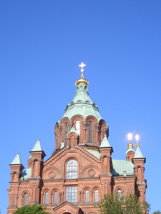 ウスペンスキー寺院。<br />北欧最大のロシア正教の教会。<br />残念ながら中は観れず･･･<br />大聖堂と同じくらいの小高い丘に立っています。<br />てっぺんがピカピカです。