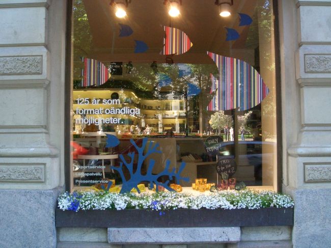 帰りに通ったエスプラナーディ通りのIttala。<br />夏らしいディスプレイがかわいいウィンドウ。