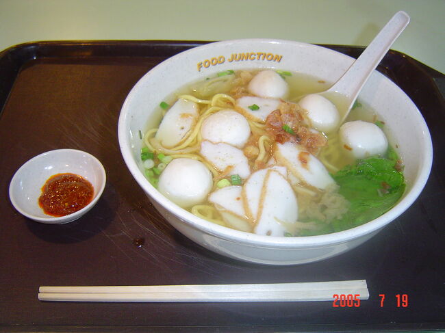 弟はフィッシュボール・ヌードルを、私は以前から興味のあったラクサを食べました。<br />しかし、このラクサがおいしくなくてほとんど残しました(T_T)写真を撮る気にもならず。<br />ラクサとは麺料理で、ココナツミルク風味のスープにチリが入った独特な味のものですが、初めて食べる人はその独特さに面食らいつつやがてはまっていく人が多いそうです。<br />しかし、ここのが特別まずかったのでしょうが･･･<br />最後の夕食なのに残念でした(T_T)