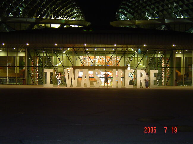 シティリンク（ＭＲＴシティホール駅からマリーナエリアを結ぶ地下街）を通り、エスプラネード・シアターズまで来ました。<br />さすが観光大国シンガポール、いつのまにこんなオブジェ（？とは言わないか）が。<br />セルフタイマーで撮る為、とおーくにデジカメを置きダッシュで戻って写真に収まった弟よ、ありがとう（＾＾；<br />良い記念写真が出来ました(*^_^*)