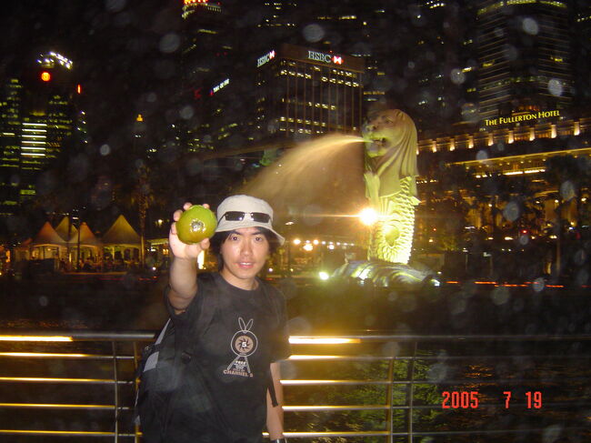 マーライオンともお別れです。<br />恒例（いつの間に恒例に！？）のマーライオン前でのおやつです。<br />シティリンクにあるブレッドトーク（シンガポールでチェーン展開している？パン屋です。しかしトークするような場所は店内にあるのか！？不明）で購入した抹茶風味のあんパンです。<br />何故そんなジャッポネーゼな物を！？かなり美味しかったです。<br />シンガポールのパンはかなり高水準かも、日本より美味い！！<br />