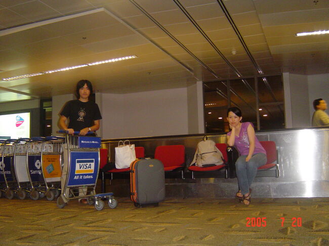 チャンギ空港までやってきました。<br />私はトランジットホテルに併設されているシャワーを借りて、汗を流してさっぱり気分（日本に着いたらその足で会社に行く事になっていたので･･･）。<br />