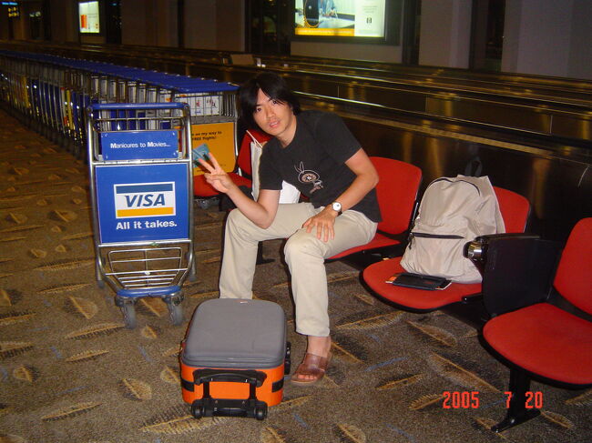 夜中だけど笑顔！！およそ１０ヶ月ぶりの日本への帰国です。