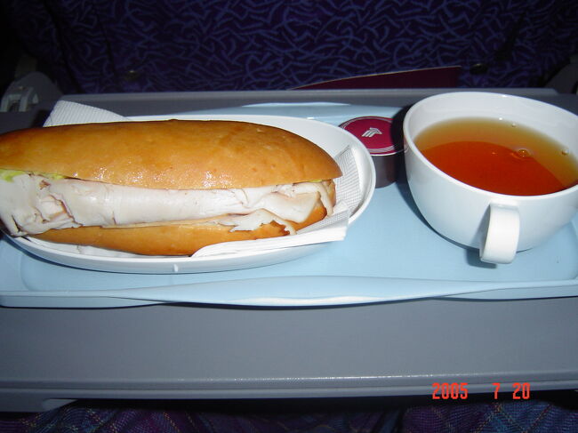 飛行機に乗り込みました！！しばらくすると軽食が出ます。<br />ターキーのサンドイッチだったかな？<br />夜中なのに食べてしまうんですよね〜（＾＾；