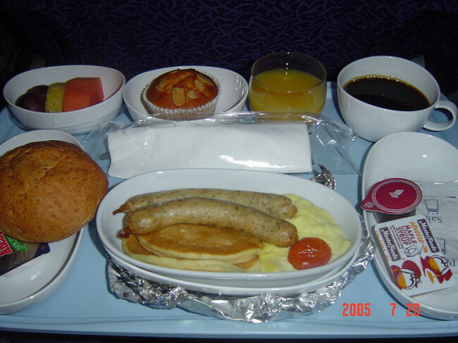 そして朝食です。<br />どうも帰国便の朝食はいつもあまり･･･の気がします（＾＾；<br />でも食べちゃうんですけどね。