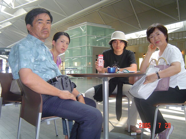 セントレアに到着です！！<br />父親と母親が迎えに来てくれました。<br />私はすっぴんなので変な顔でごまかしています。