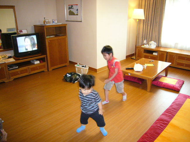 今回お世話になる「世宗ホテル」のオンドルルーム。思ったより広くてこや（１歳５ヶ月）としょうた（５歳）も大はしゃぎ！布団が軽く６組敷くことが出来るくらいの広さです。
