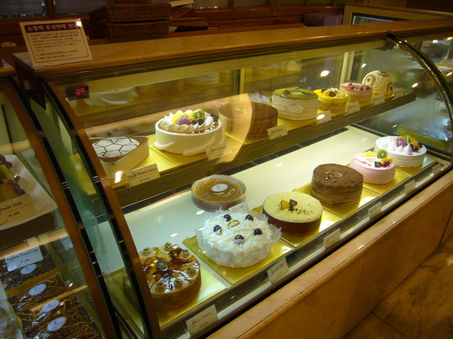 世宗ホテル　ロビーのカフェのスイーツ達。お昼ご飯の変わりにロールケーキ、マーブルチョコケーキを食べました。結構大きいので食べ甲斐があります。値段は2000Ｗ〜3000Ｗくらい　種類も豊富