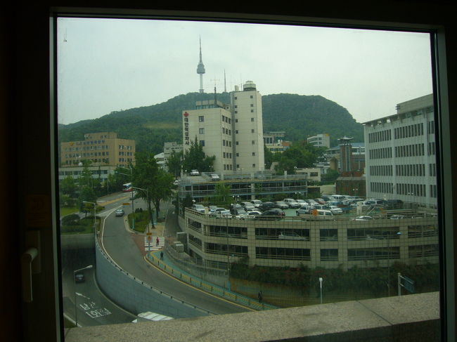 ５階の部屋からの眺め　中央にソウルタワーが見えて満足(*^_^*)　夜のライトアップも綺麗だったな〜