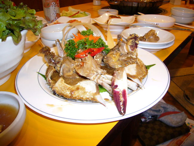 １日目の夜は、焼肉でしょう！ってことで明洞の焼肉店へ。主人の好物カンジャンケジャン（しょうゆ味）を注文。妹は、あまり好きじゃないらしく二人でご賞味させて頂ました。お酒のつまみにもってこいの味でした。次は辛いコチュジャン味を食べたいな〜