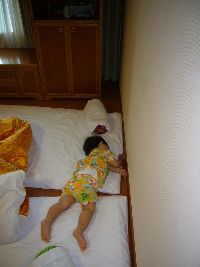 ２日目の朝のこやくん。ぐっすり寝てますが寝相悪すぎ!!!