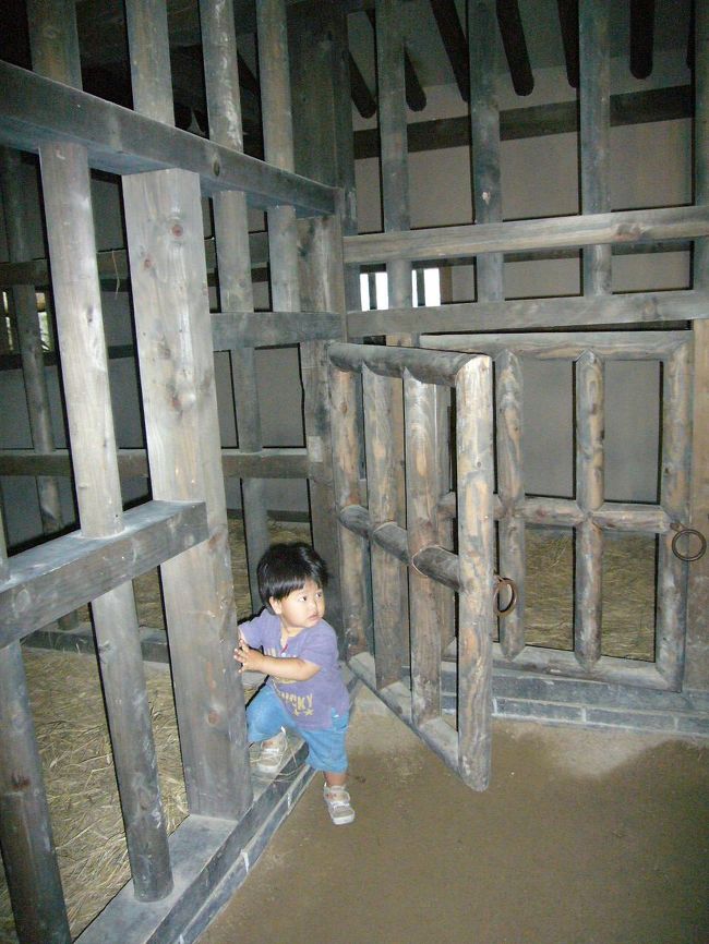 ドラマの中で何度か撮影された監獄シーンを再現してみました。<br />ああ〜脱獄者発見!!!。<br />ＭＢＣの撮影所では何でも触ってもいいとの事で子連れの私達にとっては気が楽でした。