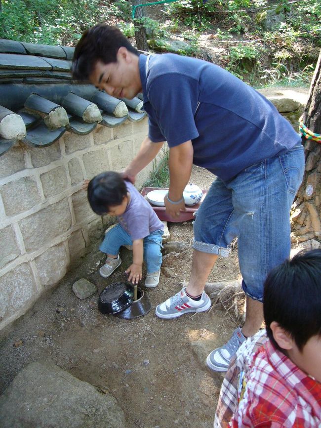 チャングムの母ミョンイと、ハン尚宮さんが漬けたお酢。写真を撮るのには並ぶほどの人気場所