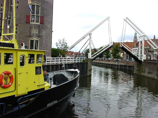 運河の入口の跳ね橋。今も実用していて、ちょうど船が入ろうとしている時だった。右の建物は1540年建立のドロムダリス要塞の塔。