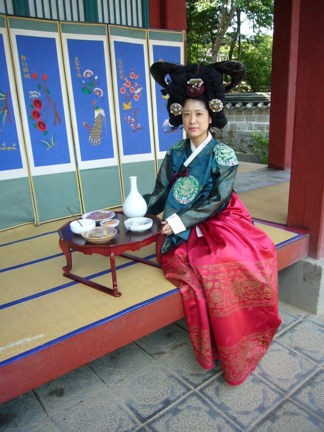 テーマパーク中央では、貸衣装（5000Ｗ）を借りて写真撮影できます。カツラは、皇后様用しかなかったみたい。これが重いのなんのって・・・お試しあれ