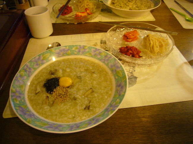 ３日目の朝食　世流ホテル横にある「瑞源・ソウォン」にて。日曜日はあわび粥しかないそうです。今まで食べたお粥で１番おいしかった。更にお粥のお供に出されたチャンジャもおいしくてお土産で買って帰りました。お店の人も親切で子供達にジュースをサービスしてくれました。