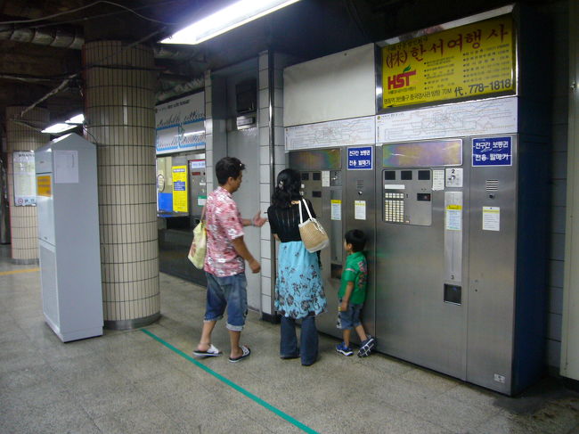 ソウルのデパートは10：30オープンが多いため１０時にオープンするソウル駅にある「ロッテ・マート」へお土産を買いに出かけました。明洞から地下鉄に乗って２駅。