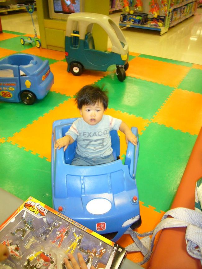 この２日間文句も言わず（まだしゃべれない）大人中心の旅行に付き合ってくれたこやくんに、韓国のおもちゃをご褒美に。ソウルマートのおもちゃ売り場の遊び場でご機嫌のこやくん。
