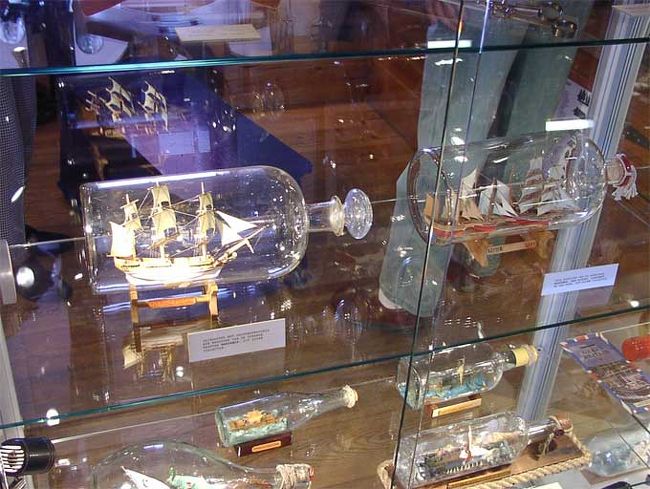 ごみ一つなくきれいに輝く。壊れやすいものだけに、この手入れのよさに感心する。