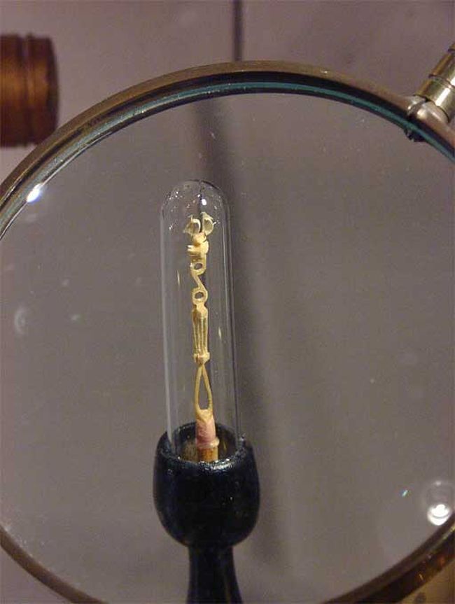 楊枝の先を削って作ったのを豆球に入れた