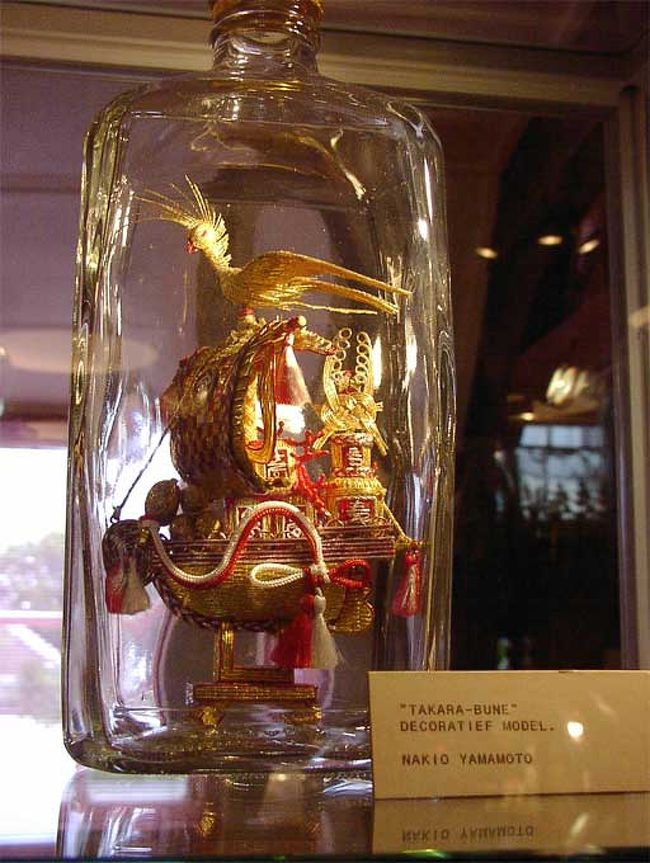 開館記念に同好の日本人（yamamoto naoki)から送られた宝船。日本人の作品が４点