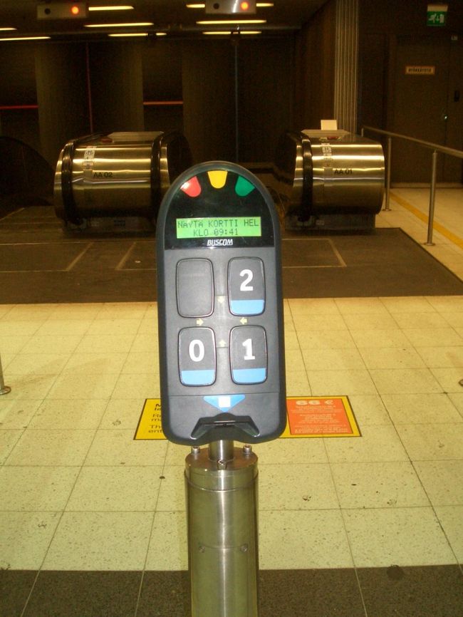 今日は、一日券を買って、<br />メトロに乗ります。<br />一日券はこの機械で刻印すればそれで終わり。<br />結局検札の人には一回も会いませんでした。<br />コペンハーゲン同様信用？<br />一日券値上がりした模様･･･6ﾕｰﾛでした。<br />でも、切符はICチップ?の入ったカード。<br />紙好きとしてはちょと哀しい。。