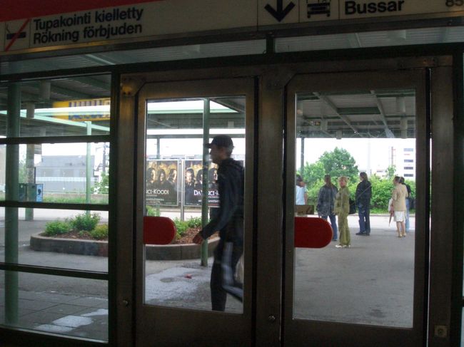 メトロに乗って川を超え、<br />ちょっと違った風景を楽しみつつ、<br />Herttoniemi駅に到着。<br />今日の第一目的地marimekkoファクトリーショップへ。<br />実は、moimoiさんに教えてもらった行きかたと住所のみ･･･<br />大丈夫？？？<br />