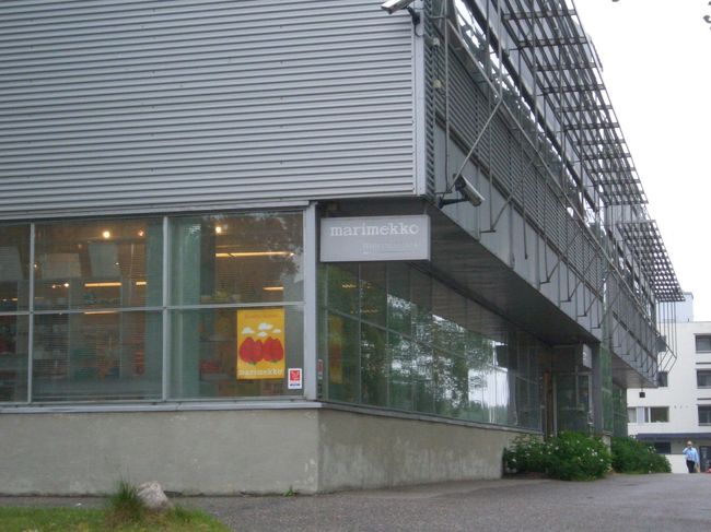 ファクトリーショップとオフィスが一緒。<br />ファクトリーショップからも<br />ちょっとオフィスが見えたりして･･･<br />さていよいよ店内へ。