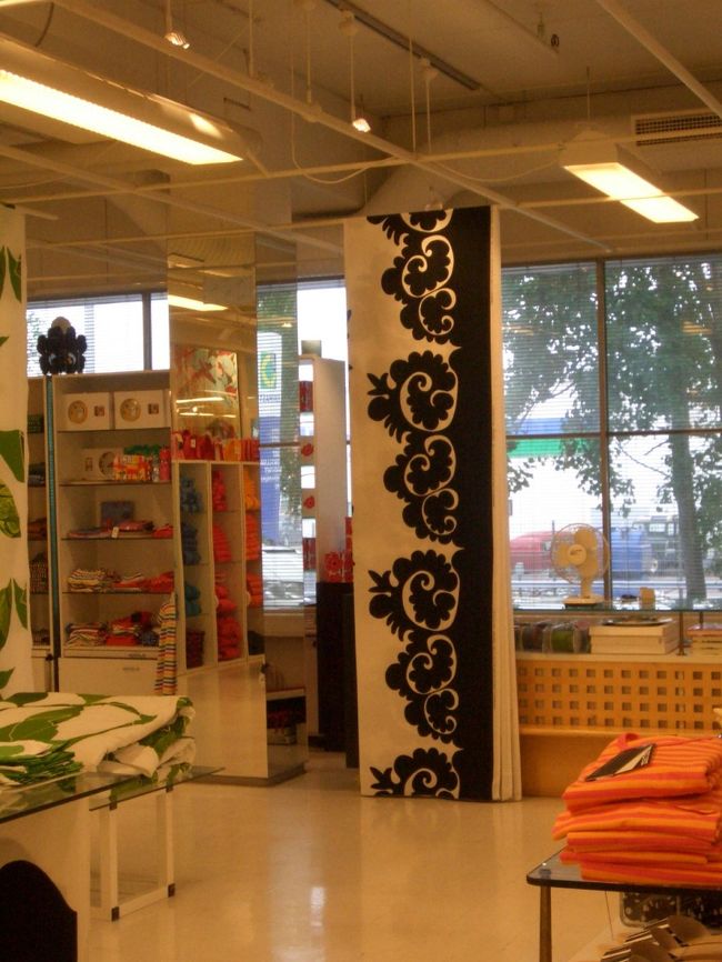 思ったよりも中は狭くて･･･<br />こちらはプロパーコーナー･･･（だと思う）