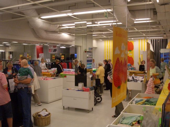 こちらは、布と洋服。<br />フィンランドの方は布に集中。<br />私たちは、あっちへウロウロこっちへウロウロ。<br />このあとのARABIAもあるからねー･･･<br />といいつつ、TAX FREEお願いしてた。<br />だってかわいい☆