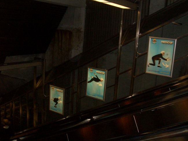 さて、２大目的地の２つめ、<br />ARABIA工場へ。<br />乗り換えの駅のながーーーいエスカレータにて。<br />これは、パンサーというお菓子の広告。<br />おもしろいのでパチリ☆