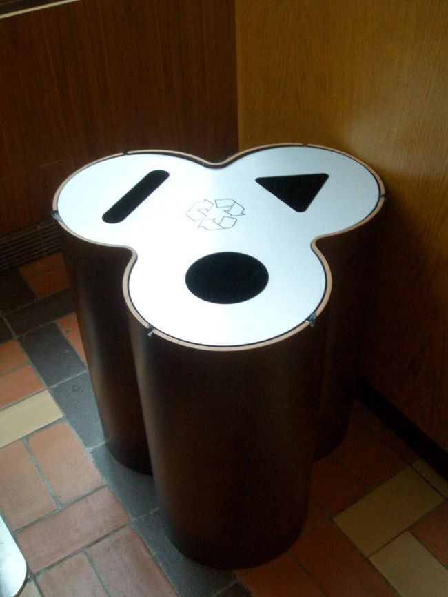 ２年前に来た友達いわく、商品増えてるそう。<br />ハガキもたくさんあるのでここで書いて出しました。<br />お土産も扱ってます。<br />残念ながら今年のムーミンの切手は完売･･･<br /><br />あ、写真は郵便局のゴミ箱。<br />分別ですね。･･･このデザインの良さ。