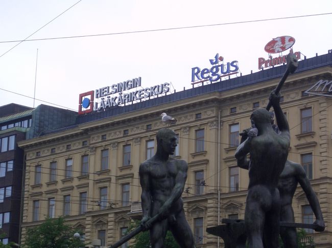 ３人の鍛冶屋像。<br />カモメ止まってた。<br />ヘルシンキのハチ公的存在とか･･･