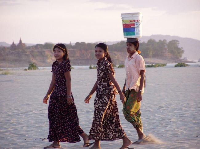 　水汲み帰りだろうか。みんなかわいいねえ(．．．とおやじ目線)。