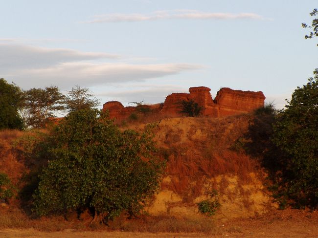 　河から見た遺跡跡。この辺には、廃墟となって放置された建物がいくつかある。