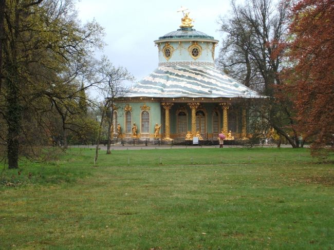 さらに西へ300ｍほど進んだところ、南方向に突然姿を現す中国茶館。