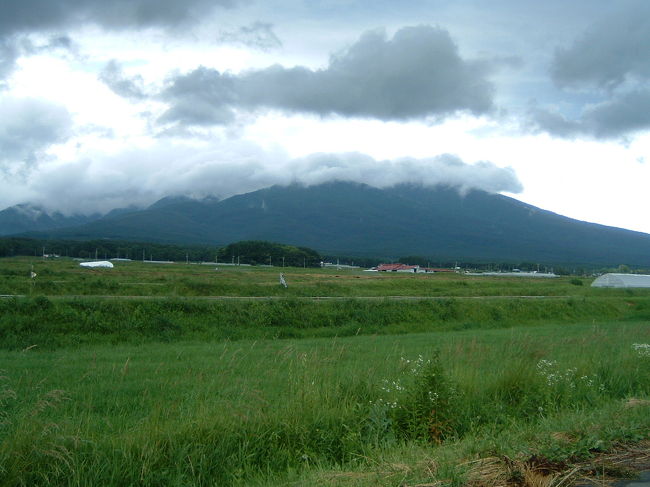 天候の悪い白樺湖から山を下り、茅野へ戻りました。<br />途中でアイスクリーム屋を見つけ、家族全員でアイスクリームを食し、再出発。<br />茅野から原村、富士見町へと車を走らせていた途中で八ヶ岳が大変美しかったので、車を止めて写真を撮りました。