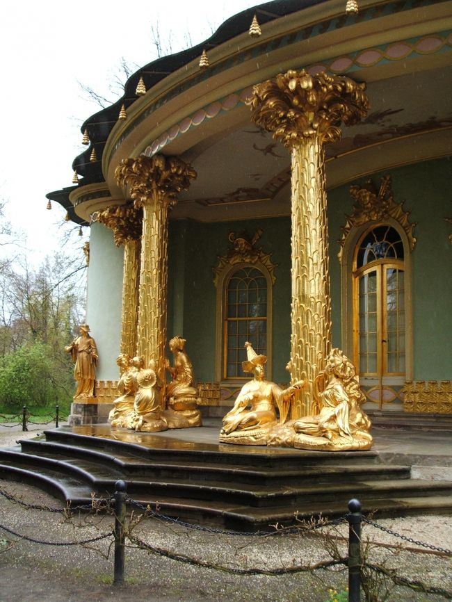 柱の袂には東洋人の彫像があります。金ピカという表現がぴったりですね！