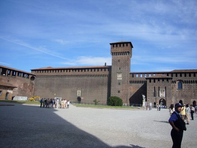 スフォルチェスコ城の内庭。<br />とても広々していました。ここを抜けて、お城の裏の公園に向かいました。