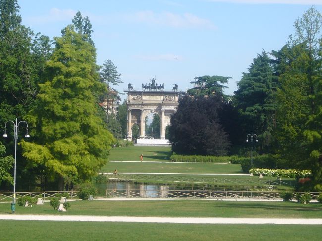 城の裏の公園にあった、平和の門という凱旋門。<br />ナポレオンがイタリア遠征の際に、建設を指示したとか。<br />ナポレオンの歴史にも接することができました。