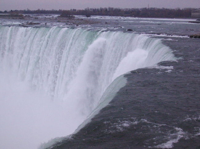 カナダ滝です。<br />目の前で水が流れ落ちる様は凄いものでした。<br /><br />過去には何人もの方がこの流れに任せて落ちたというのですから、大変な勇気の持ち主です。