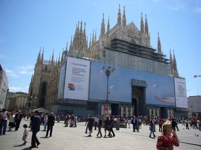 ドゥオモ正面。残念ながら工事中でした。<br />常にどこかは修理しておかねばならないから、仕方ありませんね。