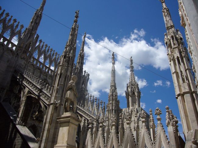 ドゥオモに再度戻り、エレベーターでドゥオモ屋上に上りました。（5〜6ユーロだったような…）<br />ゴシック様式の、見事なまでの尖塔の彫刻を目の当たりにしました。本当に感動しました。<br />