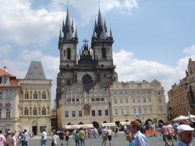 旧市街広場からながめるティーン教会。