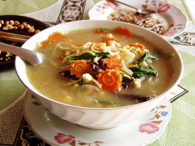 　彼女はメッティーラの大学で必要な単位は全て取得し、後は卒業式を待つばかりという状態だったのだが、肝心の卒業式が何年も行なわれず、卒業証書も受け取っていなかった。卒業式を何年も行なわない大学というのも日本人が聞くとにわかに信じられない話だが、民主化運動が大学生中心に行なわれて以来、締め付けが厳しくなっているようなのだ。<br />　「で、卒業式はいつかあるわけ？」<br />　「多分」<br />　「連絡が来るの？」<br />　「新聞に載るんですよ。それで確認して、大学に行くん　です」<br />　なんともへんなシステムだ。<br />　既に昼飯の時間となっていたので、ついでにここで食べることにした。実は、ホテル近くには食堂らしい食堂がなく、ごはんをどうしようかと困っていたところだった。僕は中華そばを頼んだ。黄色の麺に鶏肉、カリフラワー、にんじんが入っていた。脂っこくなくおいしかった。以来、ここへ来ると必ず注文するお気に入りメニューとなった。<br />　この日から、昼と夜はここで食べることにした。<br />　<br />　初めてのバガン訪問の際、ウィンウィンから「卒業式の記念写真を撮りたいから、カメラの三脚が欲しい」と頼まれた。帰国してから送ると答えたものの、僕がミャンマーから出した友人への絵はがきが見事に１枚も届いていないのを知り、いかにこの国の郵便事情が劣悪な状態にあるかを知った。そこで、ミャンマー関連のサイトで小包を送りたいという質問を掲示板に書き込んだところ、ヤンゴンへは送れても地方は無理との回答を得、結局三脚を送るのは諦めざるを得なかった。このとき回答してくれた人が「バガンへ行くので持って行ってあげます」と有り難い申し出をしてくれたのだが、結局その方の出発の日時が迫っていたので、頼むことができなかった。<br />　その方にこのレストランの場所を教えたところ、律儀にも行ってくれ、おまけに大層気に入ってくれた。料理は安くてうまいし、旅人に気軽に話しかけるウィンウィンの人柄もいい印象を与えたようだった。