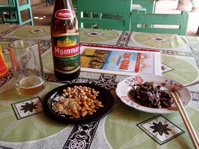 　翌年４月末、僕はミャンマー再訪を果たし、ウィンウィンに三脚を渡した。この時、アウンミンガラーホテルの部屋で惰眠を貪っていると、ドアをノックする音で眼を醒まされた。不快なほどうるさいノック音にちょっと不機嫌にドアを開けると、スタッフの後ろにロンジーを巻いた男が立っていた。男は「あのう、『アジアの黄昏』(ミャンマー関連のサイト名)の掲示板に書き込んでいる者です」とあいさつした。それが、三脚を持って行ってあげてもいいと請合ってくれた人であり、この旅行記にしばしば登場する、バガンフリークのカメラマン氏である。アウンヤダナーレストランでウィンウィンから僕がここにいることを聞きつけて、訪ねてきてくれたのだ。と言っても、彼もここに泊まっていたのだが。<br />　こんな偶然ってあるのだろうか。顔も名前も知らず、ネットで会話をしているだけの二人が、異国でしかも地元の人の仲介で邂逅を果たすなんて。僕は、この出来事にこの地との不思議な縁を感じ、その縁結びの役目を果たしたアウンヤダナーレストランにますます愛着を持つようになった。