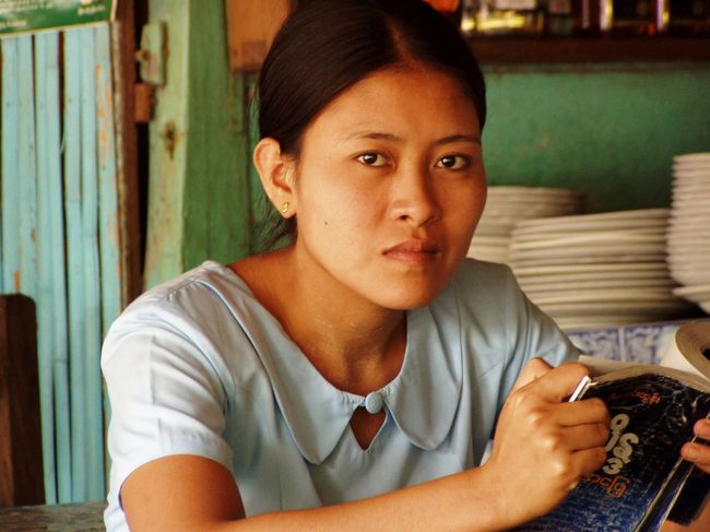 　５女(?．．．多分)のエティダ。無類の読書好き。でも、２年前は本なんて読んでなかったけどなあ。<br />　前はほとんど喋らなかったのだが、今回は打ち解けていろいろ話しかけてきた。けっこう英語うまいじゃない。