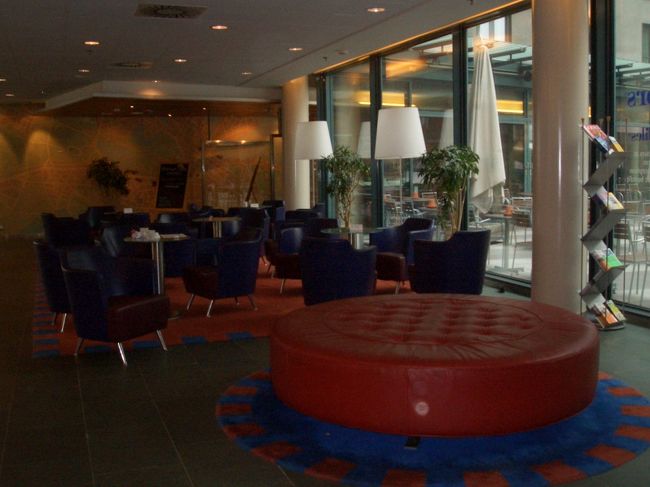 天気が悪くちょっと暗いですが、<br />ホテルのロビー。<br />もっと天気のいい日に撮っておけばよかった。<br />ロビーでは、W杯を観る人がいつも集まってました。