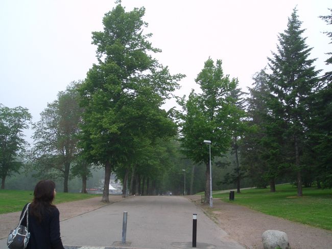 最初の目的地。<br />カフェ・ウルスラに向かいます。<br />絶対オススメとこちらで会った子に言われたので、<br />ぜひ行きたかった。<br />でも、あいにく天気がイマイチ･･･<br />森を抜けて海に出るとあるとのこと･･･<br />このカイヴォプイスト公園もいい雰囲気でした。<br /><br />