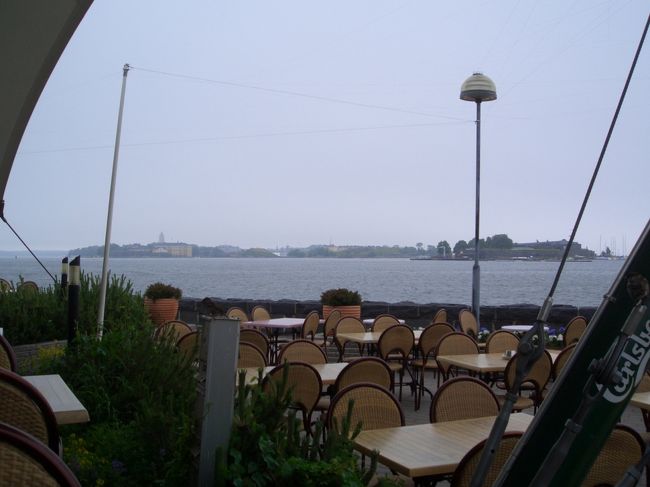 テラス席からの眺め。<br />スオメンリンナが見えます。<br />寒いのにテラスにいたのは私たちと、<br />お兄さん２人組。<br />（観光客か？）